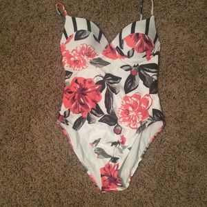 Molded cup on piece.